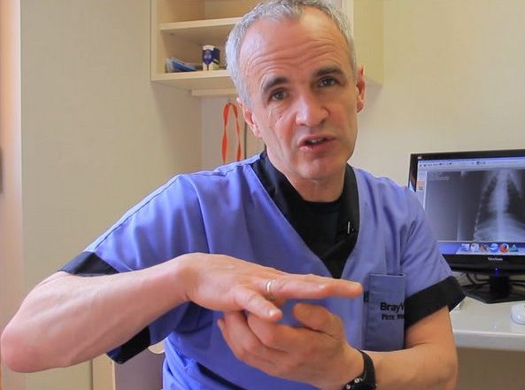 Pete the vet discussing itchy feet in dogs